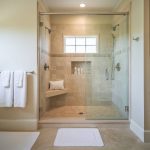 La baignoire à porte : un choix pratique et sûr pour seniors